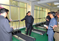 平壌にある柳京医療複合施設を視察する金正恩朝鮮労働党委員長。朝鮮中央通信配信（2012年11月5日配信、撮影日不明）。(c)AFP PHOTO / KCNA VIA KNS