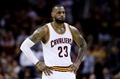 14-15NBAファイナル、クリーブランド・キャバリアーズ対ゴールデンステイト・ウォリアーズ。コートに立ちつくすクリーブランド・キャバリアーズのレブロン・ジェームズ（2015年6月16日撮影）。(c)AFP/Getty Images/Ezra Shaw