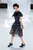 フランス・パリ市内で発表された「シャネル（CHANEL）」14年春夏オートクチュールコレクション（2014年1月21日撮影）。(c)AFP/PATRICK KOVARIK