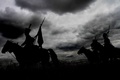 1809年のズノイモ停戦を記念して行われた再現イベントで、銃を担いでオーストリアのゼーフェルト・カドルツ（Seefeld-Kadolz）からチェコのドブシツェ（Dobsice）まで20キロの道のりを行進した「兵士」たち（2014年7月10日撮影）。(c)AFP/RADEK MICA