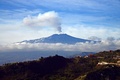 イタリア・シチリア島の町、タオルミーナ上空のエトナ山の噴煙（2015年12月4日撮影）。(c)AFP/GIOVANNI ISOLINO