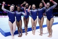 第52回世界体操競技選手権、女子団体決勝。優勝を喜ぶ米国の選手（2023年10月4日撮影）。(c)KENZO TRIBOUILLARD / AFP