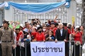 タイ・バンコクの最高裁判所前に集まったタクシン・シナワット元首相の支持者（2023年8月22日撮影）。(c)Lillian SUWANRUMPHA / AFP