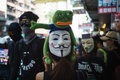 香港でガイ・フォークスの仮面を着用して抗議を行う人（2019年10月1日撮影）。(c)Yan ZHAO / AFP