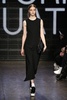 米ニューヨーク市内で発表された「DKNY」15/16年秋冬コレクション（2015年2月15日撮影）。(c)AFP/Getty Images/Neilson Barnard