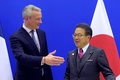 仏パリで会談した、世耕弘成経済産業相（右）とブリュノ・ルメール仏経済・財務相（2018年11月22日撮影）。(c)ERIC PIERMONT / AFP