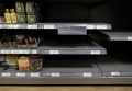 商品がなくなったことを謝罪するメッセージが張られた英ロンドンのスーパーマーケットの陳列棚（2020年3月31日撮影）。(c)Isabel INFANTES / AFP