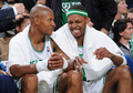 08-09NBA東カンファレンスプレーオフ準決勝、ボストン・セルティックス（%%Boston Celtics%%）対オーランド・マジック（%%Orlando Magic%%）第2戦。試合はセルティックスが112-94でマジックを下し、対戦戦績を1勝1敗の五分に戻した。昨季王者のセルティックスは、エディー・ハウス（%%Eddie House%%）が14本中11本のシュートを決めるなどで31得点、ローハン・ロンド（%%Rajon Rondo%%）が15得点、18アシスト、11リバウンドでトリプルダブルを記録し、対戦戦績を五分とした。写真は試合終了間際にベンチで言葉を交わすレイ・アレン（%%Ray Allen%%、左）とポール・ピアース（%%Paul Pierce%%）。（2009年5月6日撮影）(c)AFP/Getty Images/NBAE/Brian Babineau