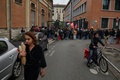 仏トゥールーズ政治学院の入り口で、親パレスチナデモに参加する学生（2024年4月30日撮影）。(c)Ed JONES / AFP