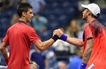 全米オープンテニス、男子シングルス2回戦。試合後にアンドレアス・ヘイダーマウアー（右）と握手を交わすノバク・ジョコビッチ（2015年9月2日撮影）。(c)AFP/DON EMMERT