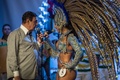 ブラジルのリオデジャネイロ（Rio de Janeiro）で行われた2014年のリオのカーニバルのクイーンとキング・モモ（King Momo）を選ぶイベントで、司会者の質問に答える出場者（2013年11月8日撮影）。(c)AFP/YASUYOSHI CHIBA