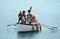 伊・エルバ（Elba）島で開催されたイベント。ボート先頭の男性が皇帝ナポレオン・ボナパルト（Napoleon Bonaparte）の役（2014年5月4日撮影）。(c)AFP/VINCENZO PINTO