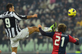 12-13イタリア・セリエAは26日、第22節の試合が各地で行われ、ユベントス（Juventus）はジェノア（Genoa CFC）と1-1で引き分けた。

ジェノアのトーマス・マンフレディーニ（Thomas Manfredini、右）とボールを競るユベントスのミルコ・ブチニッチ（Mirko Vucinic、2013年1月26日撮影）。(c)AFP/GIUSEPPE CACACE