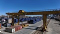 黒竜江省鉄路内陸港で発送を待つコンテナ。（ドローンから、2025年4月15日撮影）。(c)Xinhua News
