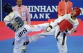 第17回アジア競技大会（17th Asian Games、Asiad）、テコンドー男子58キロ級準決勝。試合に臨む山田勇磨（Yuma Yamada、左、2014年10月3日撮影）。(c)AFP/PORNCHAI KITTIWONGSAKUL