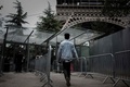 仏パリのエッフェル塔の周囲に設けられた新しい出入り口の一つ（2018年6月14日撮影）。(c)AFP PHOTO / Philippe LOPEZ