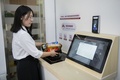 中国・天津の顔認証決済を導入しているスーパー「IFuree Go」で、買い物をする女性（2019年8月21日撮影）。(c)Nicolas ASFOURI / AFP