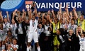 サッカーフランス杯女子決勝、オリンピック・リヨン対パリ・サンジェルマン。トロフィーを掲げ、チームメートと優勝を喜ぶオリンピック・リヨンのウェンディ・ルナール（中央左、2020年8月9日撮影）。(c)Philippe DESMAZES / AFP