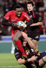 エディンバラの%%Ben Gissing%%（下）のタックルを振り切るトゥールーズの%%Yves Donguy%%。(c)AFP/LIONEL BONAVENTURE