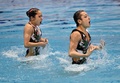 都内で開催されたシンクロナイズドスイミングの日本選手権で、混合デュエットのエキシビションに出場した足立夢実さん（左）と安部篤史さん（2015年5月4日撮影）。(c)AFP/Toru YAMANAKA