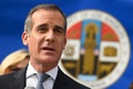 米ロサンゼルスで記者会見する同市のエリック・ガルセッティ市長（2020年3月4日撮影、資料写真）。(c)Robyn Beck / AFP