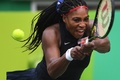 リオデジャネイロ五輪、テニス女子シングルス1回戦。リターンを打つセレーナ・ウィリアムス（2016年8月7日撮影）。(c)AFP/Roberto SCHMIDT