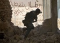イラク・モスル奪還作戦に臨み、安全な場所を求めて走るイラク軍兵士（2017年6月19日撮影）。(c)AFP/Ahmad Al-rubaye