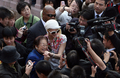 2007年11月21日、上海（Shanghai）で報道陣や観光客に取り囲まれるパリス・ヒルトン（Paris Hilton）。(c)AFP/Mark RALSTON