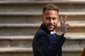 スペイン・バルセロナでの審理を終え、裁判所を後にするサッカーブラジル代表のネイマール（2022年10月18日撮影）。(c)Josep LAGO / AFP