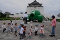 台湾・台北の中正紀念堂前に設置された、天安門事件で人民解放軍の戦車の前に立ちはだかったいわゆる「戦車男」をテーマにした台湾人アーティストのシェークさんの作品（2019年5月21日撮影）。(c)Sam YEH / AFP