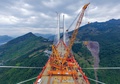 中国南西部・貴州省畢節付近で、建設が進められる北盤江大橋（2016年9月10日撮影）。(c)AFP