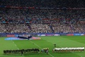 ラグビーW杯フランス大会、プールA、フランス対ニュージーランド。試合前の国歌斉唱に臨む両チームの選手（2023年9月8日撮影）。(c)Thomas SAMSON / AFP