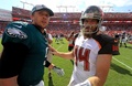 18NFL第2週、タンパベイ・バッカニアーズ対フィラデルフィア・イーグルス。試合後に互いをたたえ合うフィラデルフィア・イーグルスのニック・フォールズ（左）とタンパベイ・バッカニアーズのライアン・フィッツパトリック（2018年9月16日撮影）。(c)Mike Ehrmann/Getty Images/AFP
