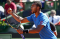 男子テニス、国別対抗戦のデビスカップ（Davis Cup 2013）は5日、ワールドグループ準々決勝が各地で行われアルゼンチンとフランスは1勝1敗で初日を終えた。

フランスのジョーウィルフリード・ツォンガ（Jo-Wilfried Tsonga）は4-6、6-2、6-3、5-7、6-2でアルゼンチンのカルロス・ベルロク（Carlos Berlocq）に勝利した。

第2セットを奪ってガッツポーズを見せるジョーウィルフリード・ツォンガ（2013年4月5日撮影）。(c)AFP/JUAN MABROMATA