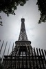 仏パリのエッフェル塔の周囲に設置された金属フェンス（2018年6月14日撮影）。(c)AFP PHOTO / Philippe LOPEZ