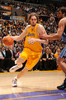 08-09NBA西カンファレンスプレーオフ1回戦、ロサンゼルス・レイカーズ（%%Los Angeles Lakers%%）対ユタ・ジャズ（%%Utah Jazz%%）第5戦。試合はレイカーズが107-96で勝利し、通算戦績を4勝1敗として同準決勝に進んだ。レイカーズは、コービー・ブライアント（%%Kobe Bryant%%）が両チーム最多の31得点を奪って勝利し、5戦目でジャズとのプレーオフ1回戦を制した。写真はペイント内に切れ込むレイカーズのパウ・ガソル（%%Pau Gasol%%、左）。（2009年4月27日撮影）(c)AFP/Getty Images/NBAE/Andrew D. Bernstein