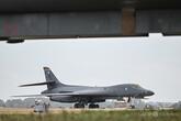 米軍、英空軍基地からB1爆撃機を全機撤収 不審事件受け