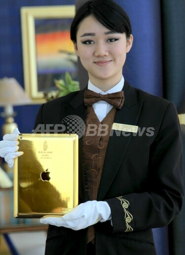 宿泊客に「24金」iPadを貸し出し、ドバイの超高級ホテル 写真1枚 国際