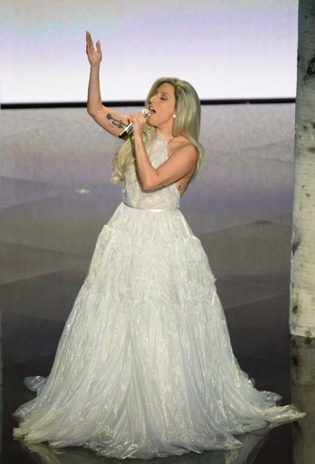 レディー・ガガ、アカデミー賞授賞式で熱唱