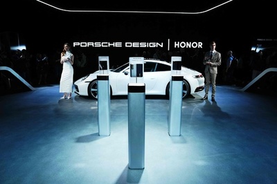 ポルシェとコラボ  「栄耀」のスマホ発表 MWC開幕直前