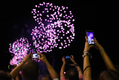 スマホ、半数以上のユーザー寝る時も手に