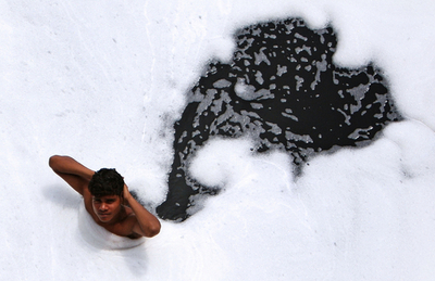 排水の泡、インド・ヤムナー川の汚染