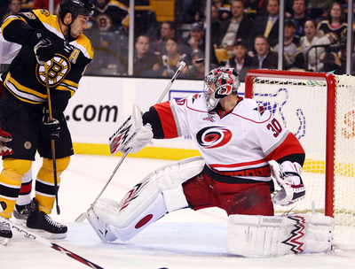 ハリケーンズ ブルーインズに競り勝つ