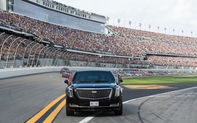 トランプ氏、デイトナ500で開会宣言 大統領専用車でコース1周