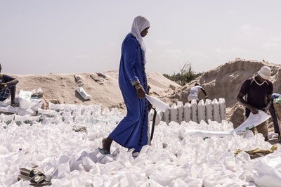 セネガルの「ピンクの湖」 水面上昇で塩産業と観光に打撃