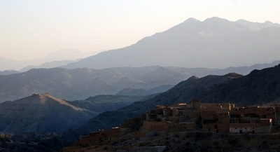 パキスタン部族地域のタリバン系事務所で自爆攻撃、30人負傷