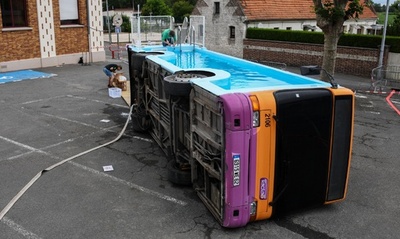 廃車のバスがプールに、横に倒れて第二の人生？ フランス