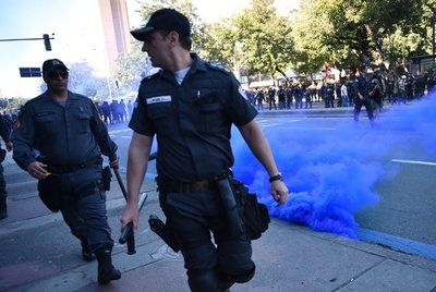 W杯決勝会場付近でデモ、警察が催涙ガス使用 ブラジル