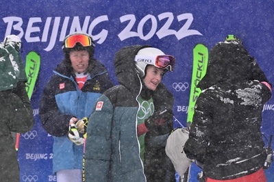 スイス選手「横蹴り」で銅逃す、コーチは審判批判 女子スキークロス