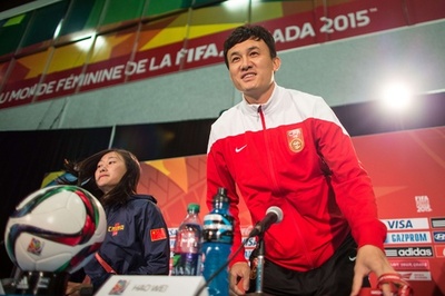 中国のハオ・ウェイ監督、決勝T1回戦でベンチ入り禁止に 女子サッカーW杯